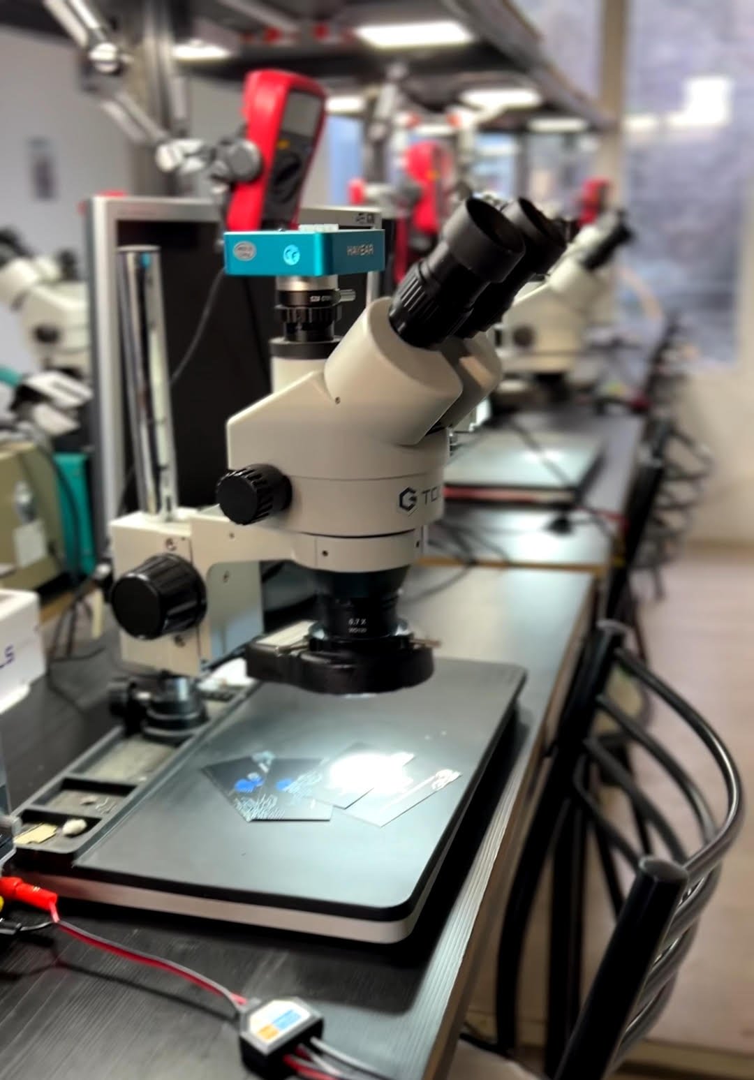 Laboratorio de Neuka Electrónica con estaciones de trabajo y microscopios