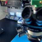 Microscopio de reparación en el laboratorio